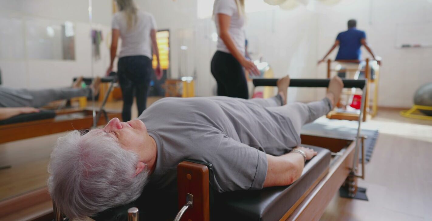 Idosa Fazendo Pilates no Reformer